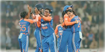 Read more about - Ind vs West Indies । প্রথম ODIতে ওয়েস্ট ইন্ডিজকে ২১১ রানে হারাল ভারত, শতরানের কাছাকাছি পৌঁছলো স্মৃতি