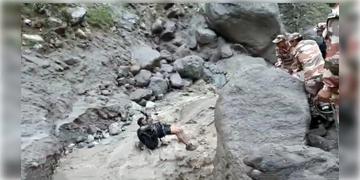 Read more about - Himachal Pradesh | হিমাচলে হড়পা বান, ভেসে গেলো অস্থায়ী সেতু, জিপলাইনে উদ্ধার ৪১৩ জন পর্যটক!