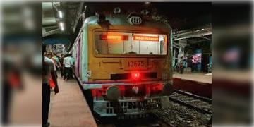 Read more about - Train Blockade | সোনারপুর স্টেশনে অবরোধ! শিয়ালদহ দক্ষিণ শাখায় ব্যহত ট্রেন চলাচল!