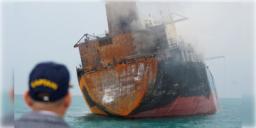 Read more about - Iran-US War | আবার শুরু হয়ে গেল যুদ্ধ? হরমুজে ইরানের বাণিজ্যিক ভেসেলে হামলা, প্রত্যুত্তরে মিসাইল ও ড্রোন ভাণ্ডারে হামলা আমেরিকার!
