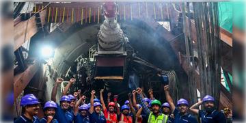 Read more about - Kolkata Metro | কলকাতার ঐতিহাসিক দিন, শুরু হলো খিদিরপুর-ভিক্টোরিয়া রুটে কলকাতা মেট্রোর পার্পল লাইনের কাজ!