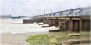 Read more about - DVC | পশ্চিমবঙ্গের বহু এলাকা প্লাবিত হওয়ার আশঙ্কা সত্ত্বেও উল্টে আরও ১ লক্ষ কিউসেক বেশি জল ছাড়ল DVC