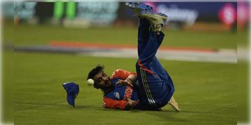 Read more about - Axar Patel | ক্যাচ ধরতে গিয়ে মাথা ঠুকে গেল মাঠে! ভারত-পাক মহারণে অনিশ্চিত অক্ষর প্যাটেল?