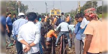 Read more about - Bonga Local | রেললাইনে ফাটল! একটুর জন্য রক্ষা পেল বনগাঁ লোকাল! বন্ধ ট্রেন চলাচল