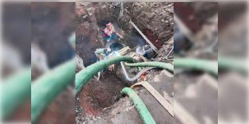 Read more about - Howrah | বেলগাছিয়া ভাগাড়ে মেরামতির সময় দুর্ঘটনা, ফেটেছে জলের পাইপ, বাড়িতে চিড় ধরে গৃহহীন অসংখ্য