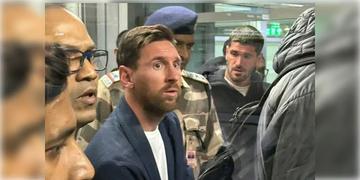 Read more about - Lionel Messi | ভোরেই শহরে পা "ফুটবলের রাজপুত্র" লিওনেল মেসির, এয়ারপোর্টে নেমেছে ভক্তের ঢল