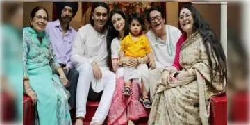 Read more about - মল্লিক বাড়ির প্রতিমার সামনে সপরিবারে লেন্সবন্দি হলেন অভিনেত্রী কোয়েল মল্লিক