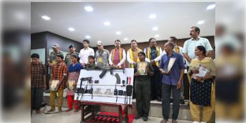 Read more about - Maoists | মুখ্যমন্ত্রী ফড়ণবীশের হাত ধরে আত্মসমর্পণ ১২ মাওবাদী নেতার, মাথার দাম ছিলো ১ কোটি টাকা!