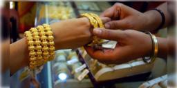 Read more about - Gold Rate Today | জানুয়ারিতেই সোনার দামে চমক! বিয়ের মরশুমে কপালে হাত মধ্যবিত্তের