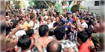 Read more about - TMC-BJP clash in CEO office | তৃণমূল-বিজেপির ‘সংঘর্ষ’ তুঙ্গে, FIR দায়ের থানায়, রয়েছে তৃণমূল কাউন্সিলারদের নাম!