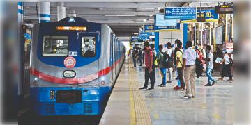 Read more about - Kolkata Metro | দক্ষিণেশ্বরগামী মেট্রোর ইঞ্জিনে ধোঁয়া, আচমকা বন্ধ পরিষেবা