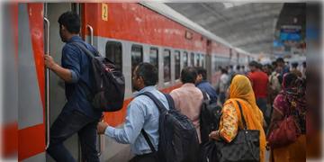 Read more about - Indian Rail luggage booking | ৩১ জুলাই থেকে বিরাট বদল রেলে, টিকিট কাটার সময়ই বুক করা যাবে লাগেজ! সর্বোচ্চ কত কেজি নেওয়া যাবে বিনামূল্যে?