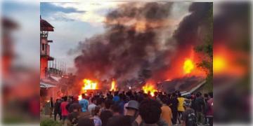 Read more about - Manipur Violence | অগ্নিগর্ভ মণিপুর! রাত হলেই বোমা-গুলির শব্দ! সাহায্যের হাত বাড়ালেন মমতা বন্দ্যোপাধ্যায়!