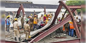 Read more about - Taratala Incident | তারাতলার দুর্ঘটনায় মৃতের সংখ্যা বেড়ে ১৬! আর কেউ কি আটকে রয়েছেন ধ্বংসস্তূপে?