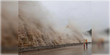 Read more about - Dolphin Typhoon | ১৫১ Kmph গতিবেগে চিনে আছড়ে পড়ল টাইফুন ‘ডলফিন’! ভারতেও পড়বে এই টাইফুনের প্রভাব!