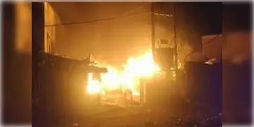 Read more about - Bally Fire | বালিতে ভয়াবহ অগ্নিকান্ড, আগুনে ঝলসে গেলো আস্ত বাস, ভস্মীভূত ঝুপড়ি