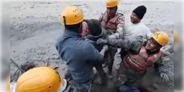 Read more about - অবিশ্বাস্য ঘটনা! হিমবাহের স্রোতে সুড়ঙ্গের মুখ বন্ধ হওয়ার পরেও বেঁচে ফিরলেন ১৬ শ্রমিক