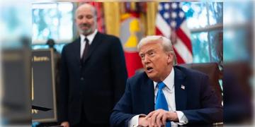 Read more about - Trump Tariff | ট্যারিফ বাতিল হতেই ‘প্ল্যান বি’-র ঘোষণা ট্রাম্পের, ফের ৫ শতাংশ শুল্ক আরোপ মার্কিন প্রেসিডেন্টের