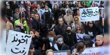 Read more about - নিরাপত্তা রক্ষীর আঘাতে মৃত স্কুল ছাত্রী, ইরানে নতুন করে ছড়াচ্ছে ক্ষোভের আগুন