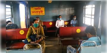 Read more about - ঘুরল রেলের চাকা, স্টেশন থেকে কামরা সকলকে কোভিড বিধি মানার জন্য প্রচার করছে রেল কর্তৃপক্ষ!