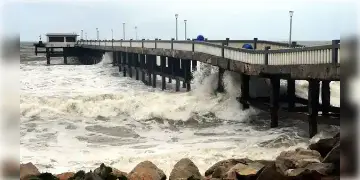 Read more about - অতি প্রবল বৃষ্টি, ঘণ্টায় ৮৫ কিমি বেগে ঝড় - উপকূলের আরও কাছে ঘূর্ণিঝড় ‘অশনি’