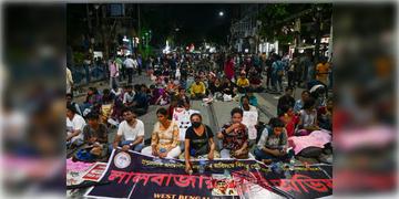 Read more about - R G Kar | কলকাতায় এক অনন্য ভোর! হঠাৎ জাতীয়  সঙ্গীত গেয়ে উঠলেন জুনিয়র ডাক্তাররা, জল বিস্কুট বাড়িয়ে দিলেন পুলিশের দিকে