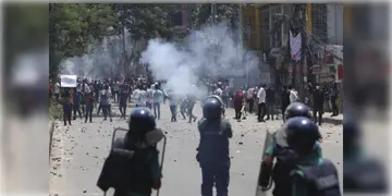 Read more about - Bangladesh । স্বাভাবিক ছন্দে ফিরছে বাংলাদেশ! বুধবার থেকে চালু অফিস! ১২ দিন পর গড়াবে ট্রেনের চাকাও