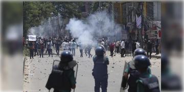 Read more about - Bangladesh । স্বাভাবিক ছন্দে ফিরছে বাংলাদেশ! বুধবার থেকে চালু অফিস! ১২ দিন পর গড়াবে ট্রেনের চাকাও