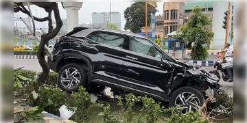 Read more about - Sector V Accident | সেক্টর ফাইভে ডিভাইডারে ধাক্কা বেপরোয়া গাড়ির! আহত ৪ যুবক-যুবতী