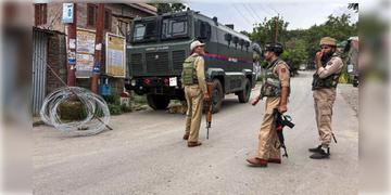 Read more about - Operation Akhal | জম্মু-কাশ্মীরে সেনা-জঙ্গির সংঘর্ষ! নিহত দুই সেনা জওয়ান, নিকেশ ১০ জঙ্গি!