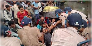 Read more about - TET 2022 Protest | ২০২২ সালের টেট উত্তীর্ণদের অভিযান ঘিরে তুলকালাম করুণাময়ী!