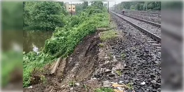 Read more about - Howrah To Bardhaman Train ।  হাওড়া-বর্ধমান মেন লাইনে ধস! ধীর গতিতে চলছে ট্রেন