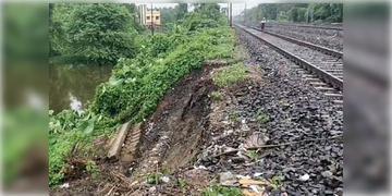 Read more about - Howrah To Bardhaman Train ।  হাওড়া-বর্ধমান মেন লাইনে ধস! ধীর গতিতে চলছে ট্রেন