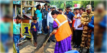 Read more about - Contractual Workers | দু’বেলা কাজ করলে বেতনও হবে দ্বিগুণ! পুরসভার অস্থায়ী সাফাই কর্মীদের নিয়ে বড় ঘোষণা পুরমন্ত্রীর!