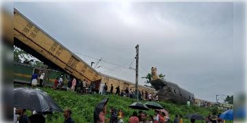 Read more about - Kanchenjunga Express |  মালগাড়ির ধাক্কায় লাইনচ্যুত কাঞ্চনজঙ্ঘা এক্সপ্রেস! মৃত অন্তত ৫! আহত বহু!