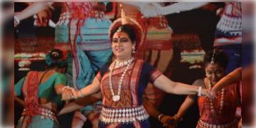 Read more about - পুজো কার্নিভালে দলের পারদর্শিতার ফলে রাজ্যের পক্ষ থেকে পুরস্কৃত হলেন সৌরভ পত্নী ডোনা গঙ্গোপাধ্যায়