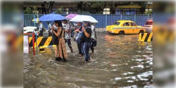 Read more about - Weather Update | টানা বৃষ্টিতে জলমগ্ন কলকাতা, একনজরে মহানগরের আজকের আবহাওয়া আপডেট