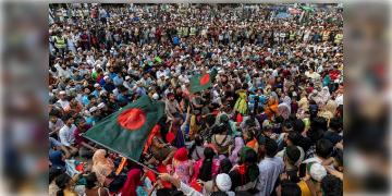Read more about - Bangladesh Protest | একদিনে শতাধিক মিছিল আওয়ামী লীগের, পুলিশের হাতে গ্রেপ্তার ৪০০ বিক্ষোভকারী