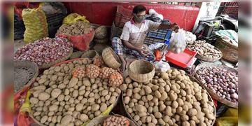 Read more about - Potato Price Hike | ৫০ টাকা কিলো দরে বিক্রি হচ্ছে আলু! বাজারে আলুর জোগান মেটাতে ‘যুদ্ধকালীন’ নির্দেশ প্রশাসনের