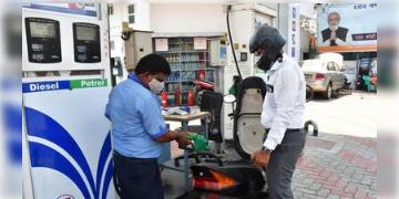 Read more about - লক্ষ্মীবারেই দারুণ সুখবর! একধাক্কায় পেট্রল-ডিজেলের দাম অনেকটা কমল