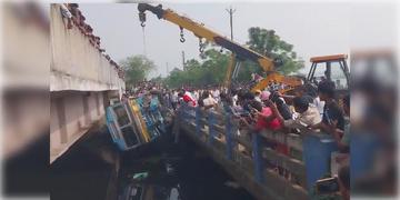 Read more about - Bus Accident | হাড়োয়া ব্রিজের রেলিং-এ ধাক্কা মেরে খালে পড়লো যাত্রীবাহী বাস, আহত বহু