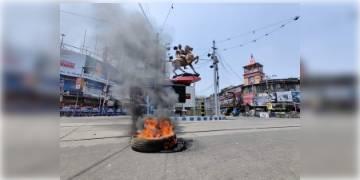 Read more about - উত্তপ্ত রাজ্য, চারজন তৃণমূল মুখপাত্রকে গ্রেফতার করে সিবিআই, এর জেরে বিক্ষোভ শুরু করে তৃণমূল কর্মীরা