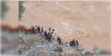 Read more about - Nepal Landslide | নেপালে ধসের জেরে ত্রিশূলী নদীতে ভেসে গেল যাত্রীবাহী ২টি বাস! নিখোঁজ অন্তত ৬৩! আশঙ্কা মৃত্যুরও!