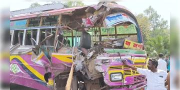 Read more about - Bankura | বাঁকুড়ায় ডাম্পারের ধাক্কায় দুরমুশ যাত্রীবোঝাই বাস! আহত ৬ যাত্রী