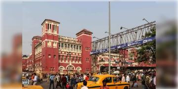 Read more about - Howrah Station | হাওড়া স্টেশনে বিমানবন্দরের আদলে আন্তর্জাতিক মানের বাস ও ট্যাক্সি টার্মিনাল, রেলমন্ত্রীর কাছে দেওয়া হলো প্রস্তাব!