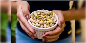 Read more about - National Pistachio Day | প্রতিদিন সঠিক পরিমাণ পেস্তা খেলেই কেল্লাফতে! ওজন নিয়ন্ত্রণ হওয়ার সঙ্গে মিলবে পুষ্টি, দূরে থাকবে রোগব্যাধি!