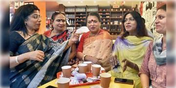 Read more about - বড়দিনের কেক-এ সমতার বার্তা শহরের তৃতীয় লিঙ্গভুক্ত রূপান্তরকামীদের।   