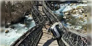 Read more about - Sikkim Bailey Bridge Collapsed । সিকিমে ভেঙে পড়লো কাটাও ও লাচুংয়ের মধ্যবর্তী বেইলি ব্রিজ
