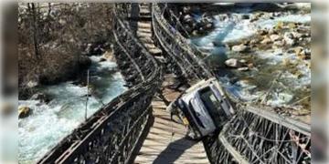 Read more about - Sikkim Bailey Bridge Collapsed । সিকিমে ভেঙে পড়লো কাটাও ও লাচুংয়ের মধ্যবর্তী বেইলি ব্রিজ