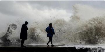 Read more about - West Bengal Weather Report | ৮০ কিমি গতিবেগে বাংলাদেশে আছড়ে পড়তে পারে ঘূর্ণিঝড় ‘মিধিলি’! কতটা প্রভাব পড়বে পশ্চিমবঙ্গে!